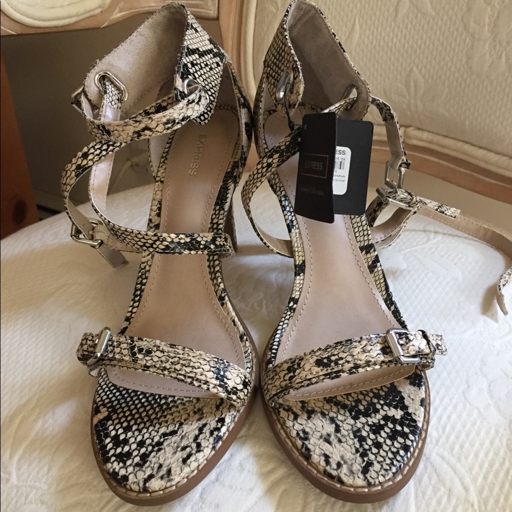 NWT size 8 snakeskin Sandals